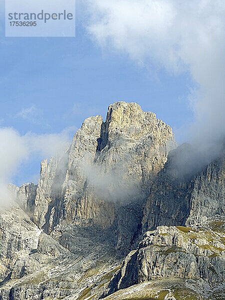 Bergmassiv mit Wolken  Rosengarten  Dolomiten  Trentino  Südtirol  Italien  Europa