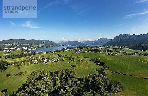 Drohnenaufnahme  Panoramablick ins Mondseeland mit Golfclub Drachenwand  Mondsee  Salzkammergut  Oberösterreich  Österreich  Europa