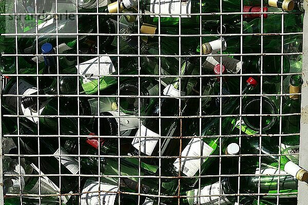 Leere Weinflaschen in einem Müllcontainer für Altglas  Deutschland  Europa