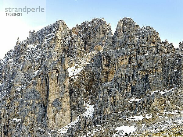 Bergmassiv mit Schnee  Rosengarten  Dolomiten  Trentino  Südtirol  Italien  Europa