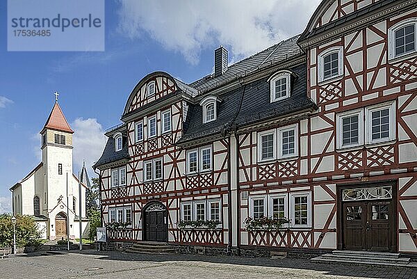 Evangelische Kirche und Rathaus  historisches Fachwerkhaus  Herbstein  Vogelsberg  Hessen  Deutschland  Europa
