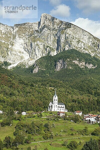 Berg Krn  Monte Nero  Dorf mit Kirche  Dre?nica  Dresnitz  Kobarid  Krn-Gebirgsstock  Triglav-Nationalpark  Julische Alpen  Slowenien  Europa