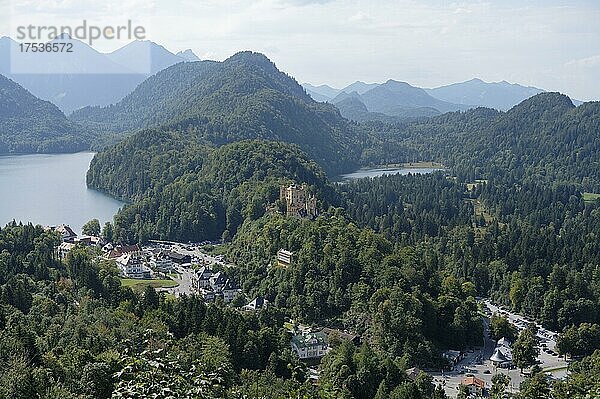 Alpsee und Hohenschwangau  Schwangau  Bayern  Deutschland  Europa