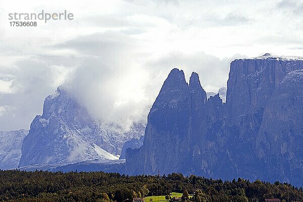 Bergmassiv mit Schnee und Nebel  Schlern  Dolomiten  Trentino  Südtirol  Italien  Europa