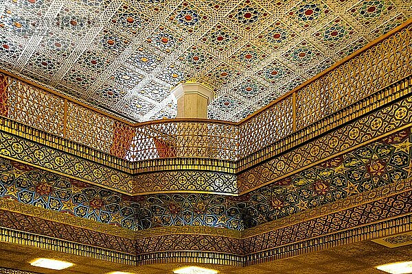 Eingangshalle  Abbasi-Hotel  ursprünglich als Medrese  Bazar und Karawanserei konzipiert  Isfahan  Isfahan  Iran