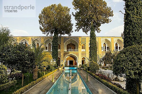 Gartenanlage  Abbasi-Hotel  ursprünglich als Medrese  Bazar und Karawanserei konzipiert  Isfahan  Isfahan  Iran