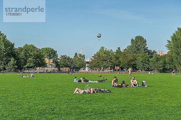 Menschen im Park am Gleisdreieck  Kreuzberg  Friedrichshain-Kreuzberg  Berlin  Deutschland  Europa
