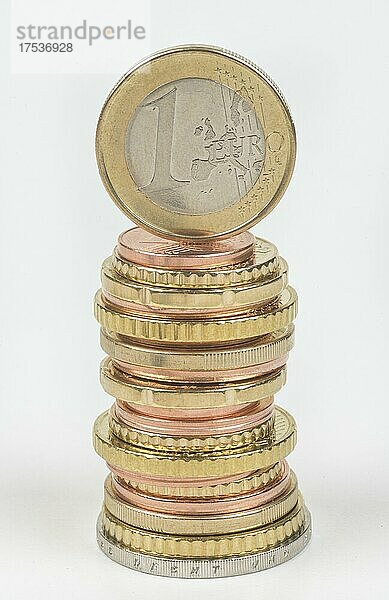 Stapel Centmünzen und Euromünzen  Studioaufnahme