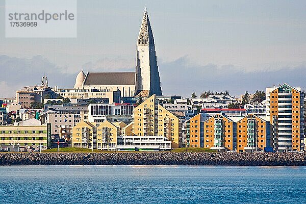 Hallgrimskirkja  das Wahrzeichen der Stadt  Island  Reykjavik  Europa