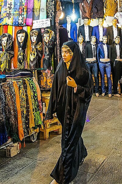 Kopftücher in allen Farben  Der Große Basar  Isfahan  Isfahan  Iran