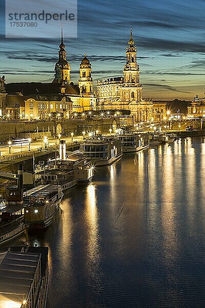 Stadtansicht zur blauen Stunde mit Elbe und Brühlscher Terrasse  Sekundogenitur  Hausmannsturm  Ständehaus und Hofkirche  Dresden  Sachsen  Deutschland  Europa