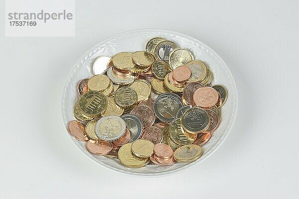 Schale  Münzen  Symbolfoto Geldspende  Studioaufnahme