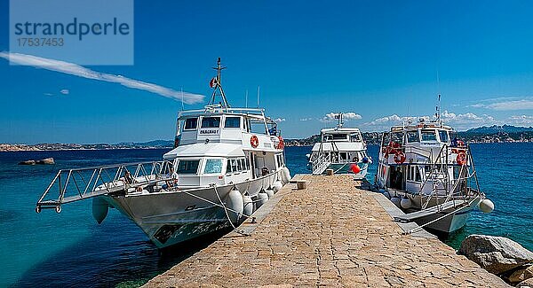 Ausflugsschiffe für Touristen an der Anlegestelle auf der Insel Spargi  Sardinien  Italien  Europa