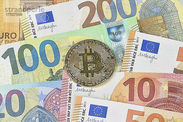 Bitcoinmünzen  Euroscheine  Studioaufnahme