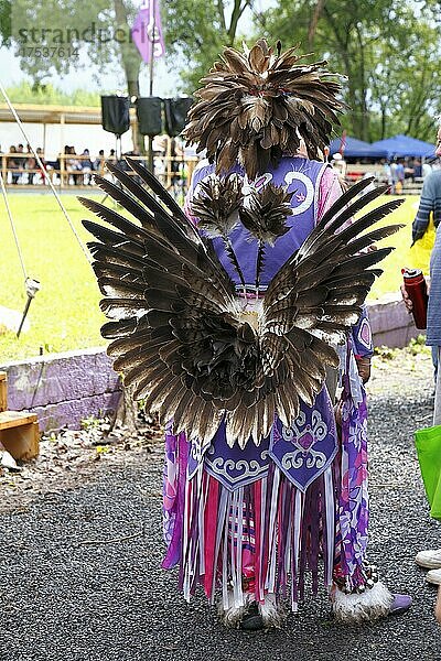 Indianer mit bunter Kleidung bei einem Pow Wow  Provinz Quebec  Kanada  Nordamerika