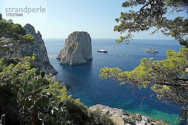 Felsenküste mit Booten auf dem Meer  Faraglioni  Capri  Kampanien  Italien  Europa