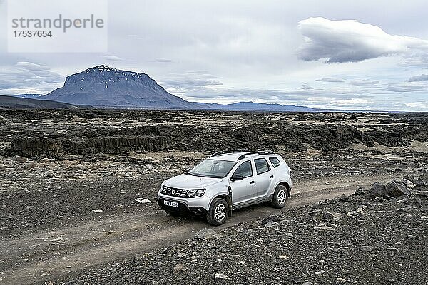 4x4 Auto auf Schotterstraße  karge Vulkanlandschaft  Isländisches Hochland  Island  Europa