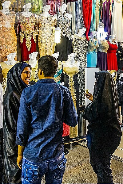 Farbenprächtige Bekleidungsläden  Der Große Basar  Isfahan  Isfahan  Iran