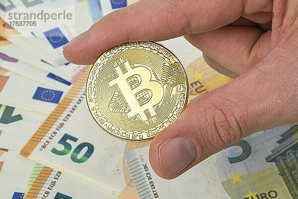 Bitcoinmünze  Euroscheine  Studioaufnahme