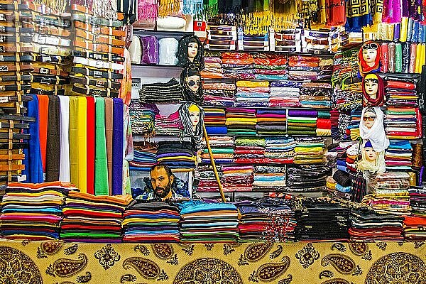 Farbenprächtige Bekleidungsläden  Der Große Basar  Isfahan  Isfahan  Iran