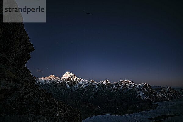 Nächtlicher Himmel über dem Himalaya mit Makalu  8485 m  vom Hochlager am Mera Peak in 5800 Metern Höhe. Khumbu-Region  Himalaya  Nepal  Asien