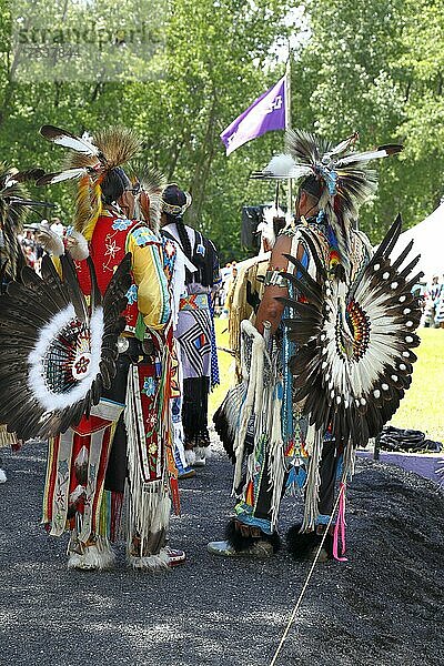 Indianer mit farbenfroher Kleidung bei einem Pow Wow  Provinz Quebec  Kanada  Nordamerika