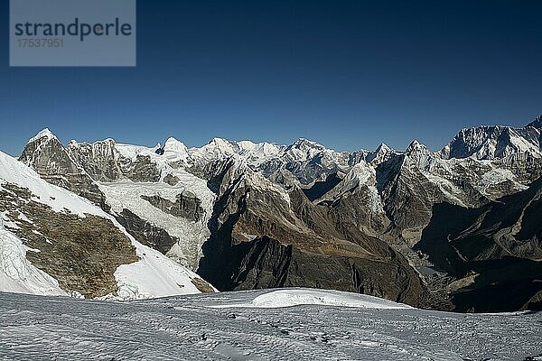 Ausblick vom Meragletscher  5800 Meter  auf die gegenüberliegende schneebedeckte Bergkette  Khumbu Region  Himalaya  Nepal  Asien