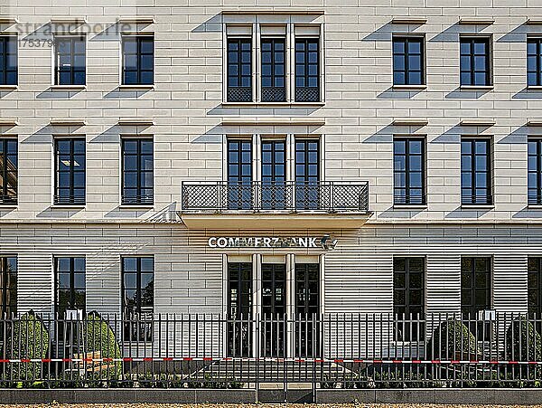 Geschäftshaus der Commerzbank neben dem Brandenburger Tor  Berlin  Deutschland  Europa