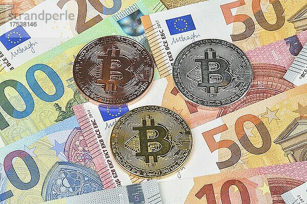 Bitcoinmünzen  Euroscheine  Studioaufnahme