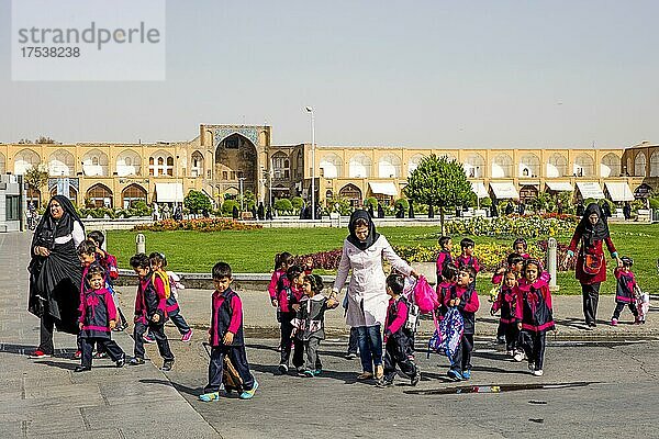 Kindergruppe  Imam-Platz  Meydan-e Emam  Zentrum der Stadt Isfahan und der größte Platz Persiens  Isfahan  Iran