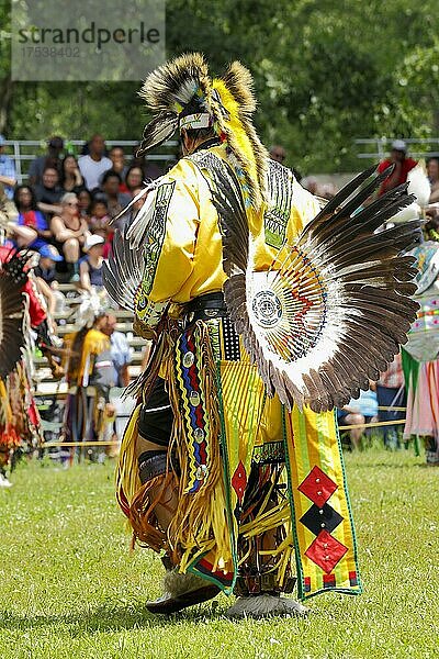 Indianer mit bunter Kleidung bei einem Pow Wow  Provinz Quebec  Kanada  Nordamerika