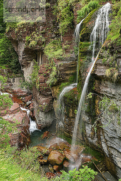 Wasserfall fließt über Berge in den Seealpen  Nationalpark Mercantour  Frankreich
