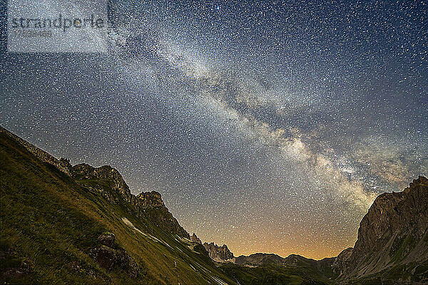 Idyllische Milchstraße über der Bergkette bei Nacht  Frankreich