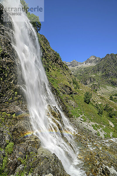 Regenbogen über dem Wasserfall auf dem Berg bei Cascade de Sillans  Sillans-la-Cascade  Nationalpark Ecrins  Frankreich