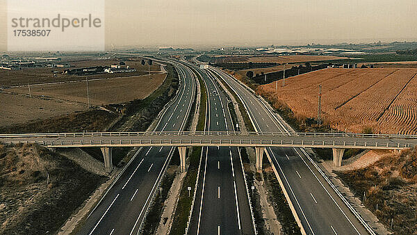 Leere Autobahn unter der Brücke in der Nähe des Feldes in Lleida  Spanien