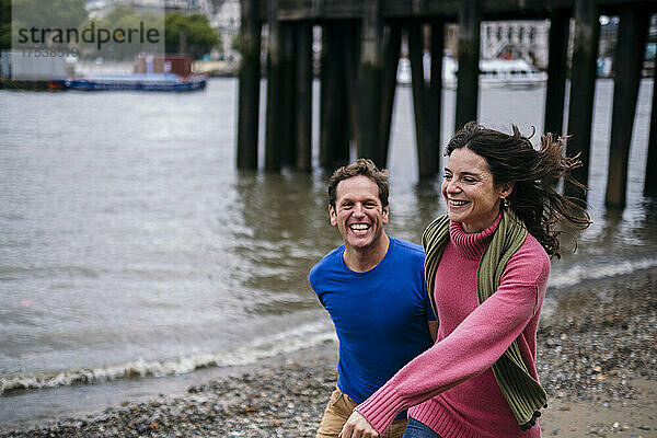 Fröhliches Paar genießt es am Ufer der Themse  London  England