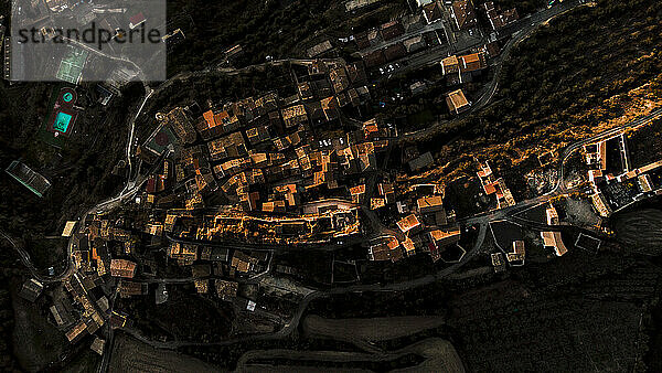 Spanien  Provinz Huesca  Estopinan del Castillo  Luftpanorama einer Bergstadt in der Abenddämmerung