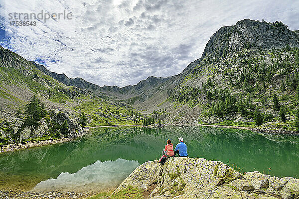 Touristen auf der Suche am See Lac de Trecolpas Nationalpark Mercantour  Frankreich