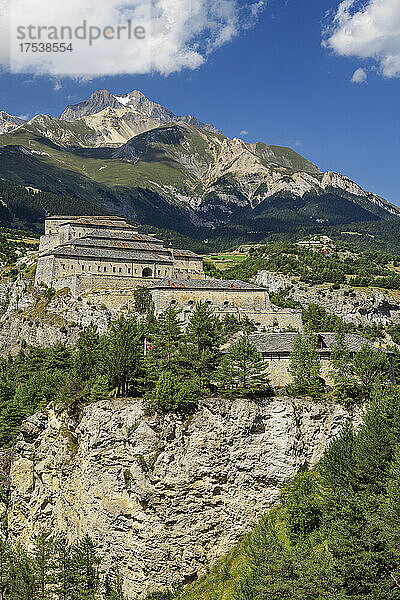 Alte Festungsstruktur auf Felsformation  Vanoise-Massiv  Frankreich