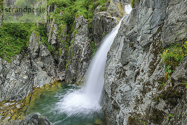 Malerischer Blick auf den Wasserfall auf dem Berg im Nationalpark Mercantour  Frankreich