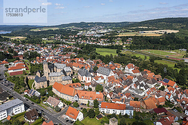 Deutschland  Hessen  Steinau an der Straße  Luftaufnahme von Schloss Steinau und umliegenden Häusern im Sommer