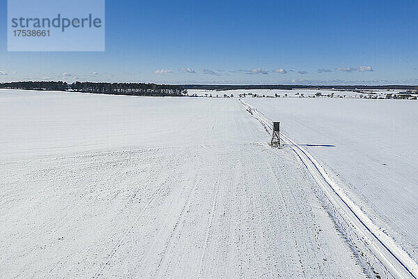 Drohnenansicht der schneebedeckten Landschaft