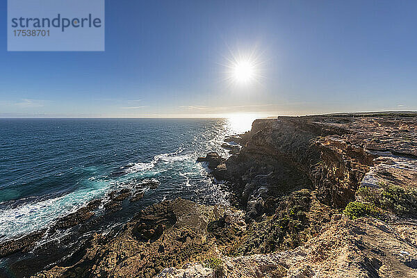 Australien  Victoria  Sonne scheint über den Klippen des Cape Nelson State Park