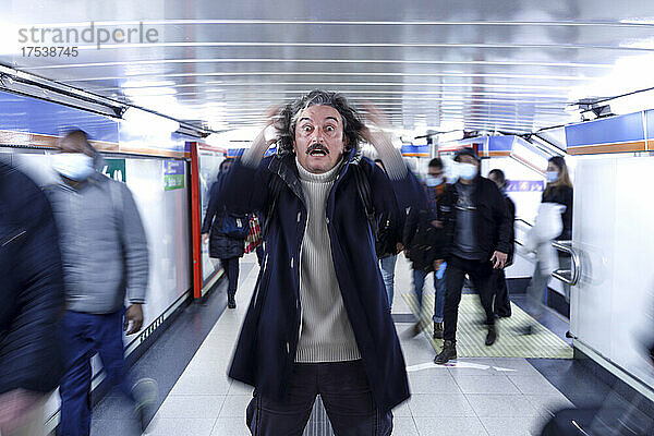 Schockierter Mann steht an der U-Bahn-Station