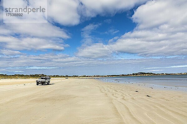Australien  Südaustralien  Robe  Sommerwolken über dem Auto  das am Fox Beach entlangfährt