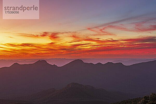 Australien  Victoria  Silhouetten von Bergen vom Mount William aus bei stimmungsvollem Sonnenuntergang
