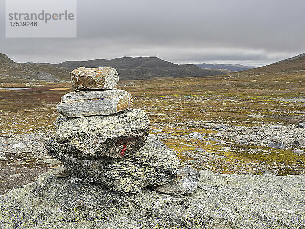 Kleiner Steinhaufen auf dem Hardangervidda-Plateau