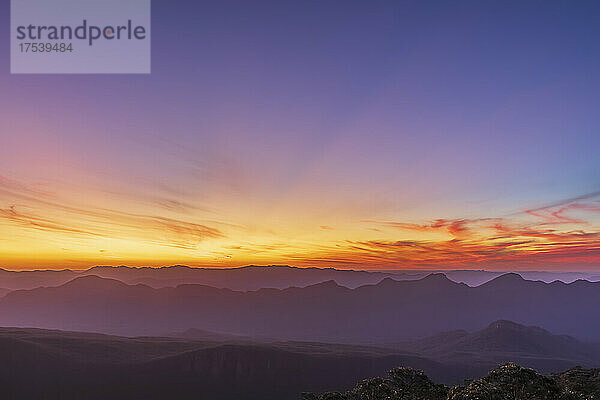 Australia  Victoria  Silhouettes of mountains seen from Mount William at moody sunset