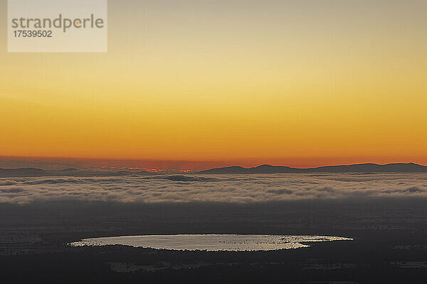 Australien  Victoria  Halls Gap  Blick vom Boroka Lookout im stimmungsvollen Morgengrauen