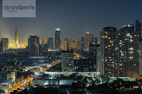 Modernes Stadtbild mit beleuchteten Gebäuden bei Nacht  Bangkok  Thailand